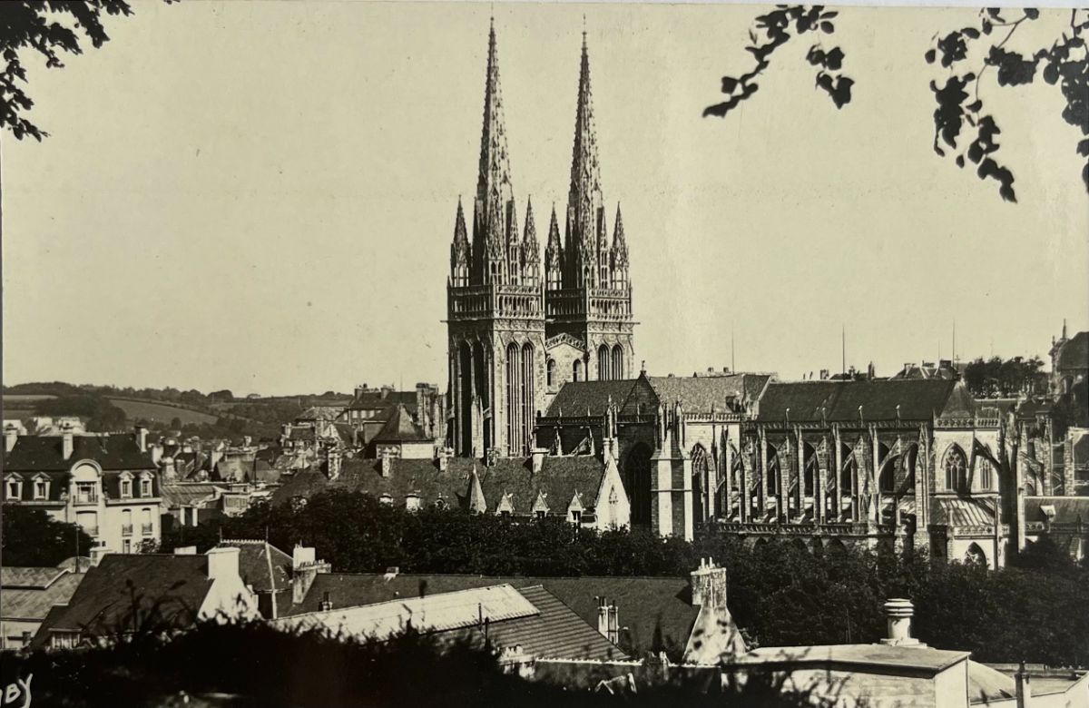 CPA FR29 Quimper - Les Flèches et l'Abside de la Cathédrale