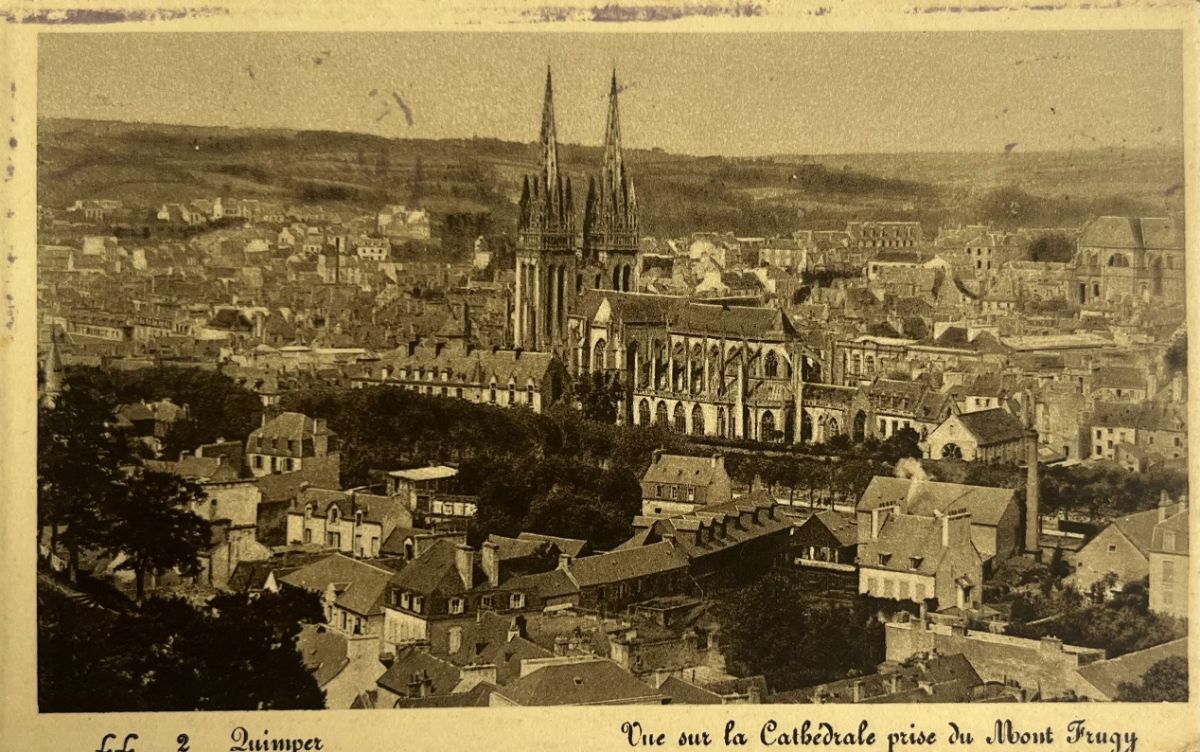 CPA FR29 Quimper - Vue sur la Cathédrale prise du Mont Frugy