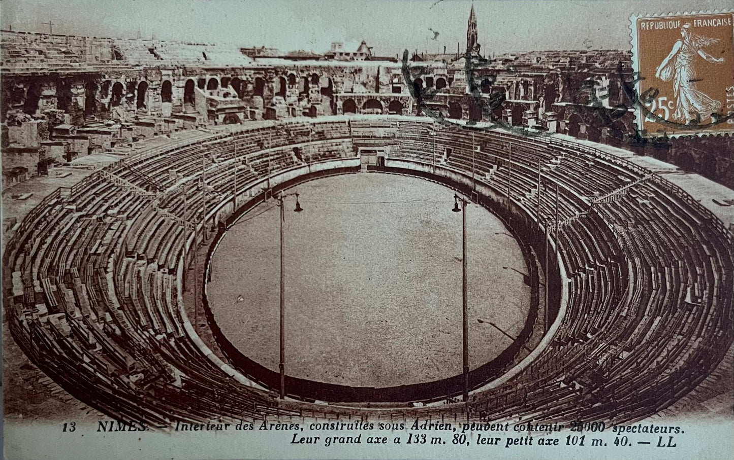 CPA FR30 Nimes - Intérieur des Arènes, construites sous Adrien, peuvent contenir 25 000 spectateurs LL