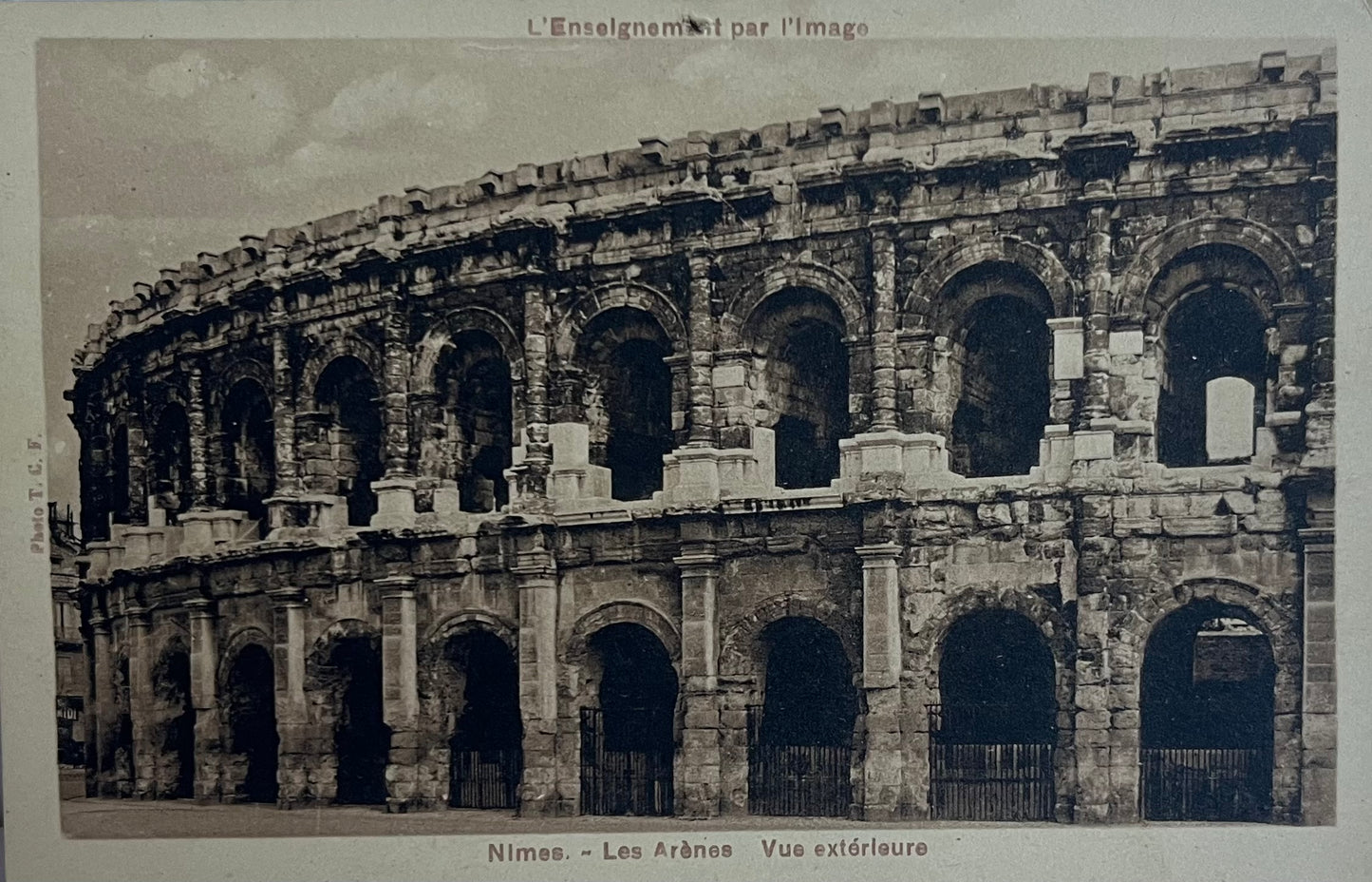 CPA FR30 Nimes - Les Arènes - Vue extérieur - L'Enseignement par l'image