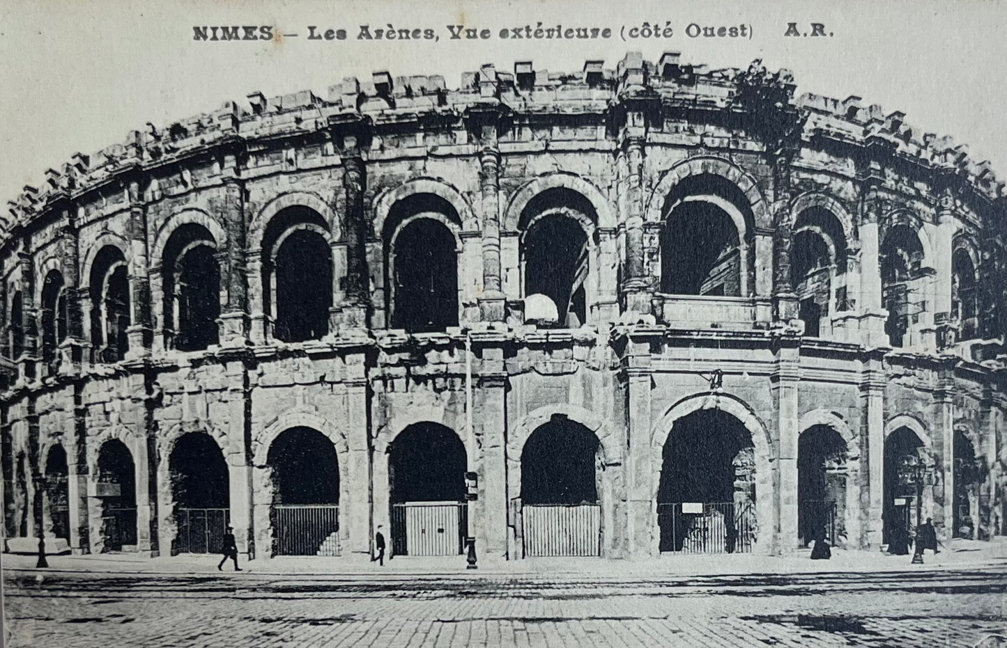 CPA FR30 Nimes - Les Arènes, Vue extérieur (côté Ouest) AR