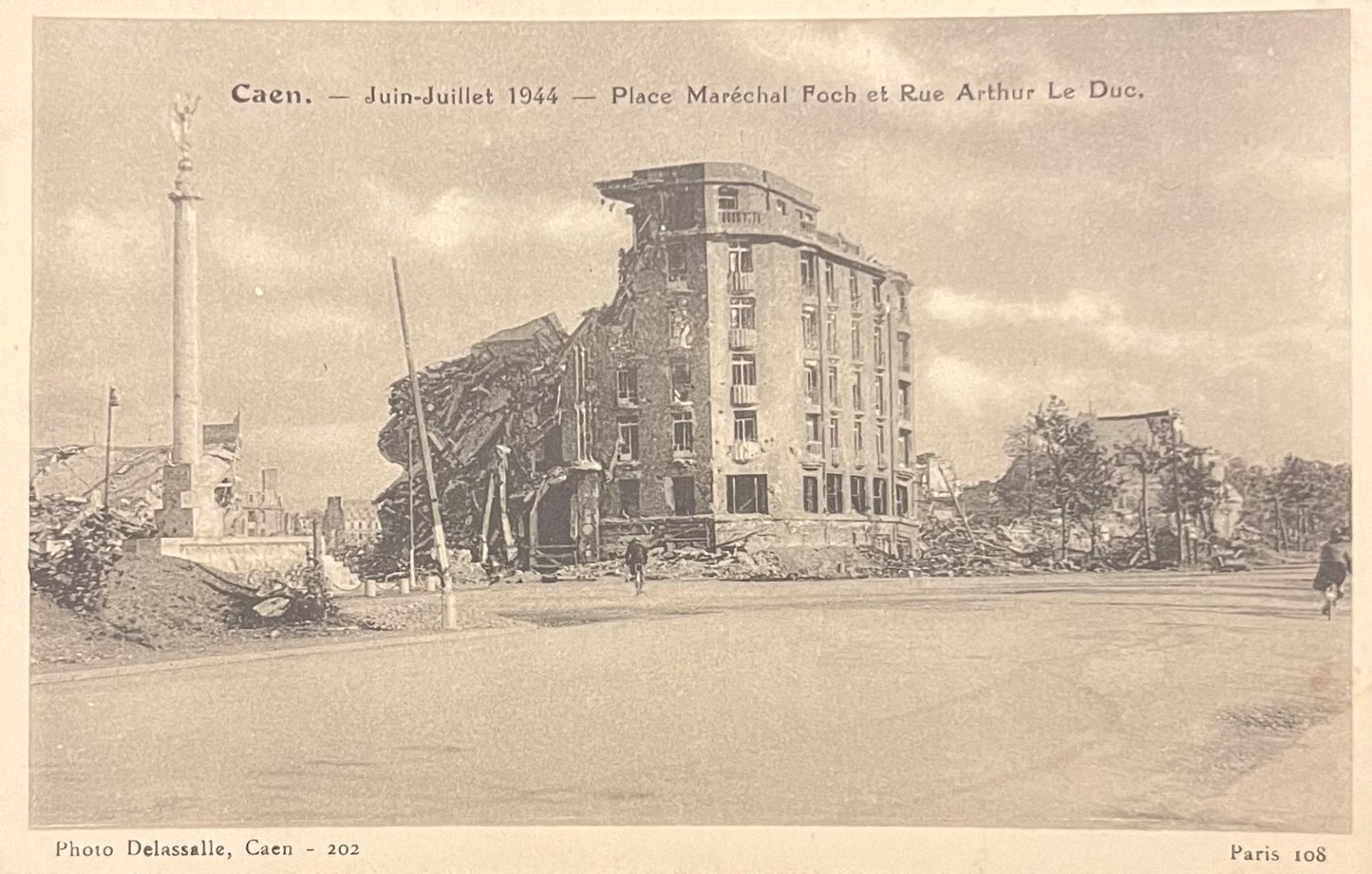 CPA FR14 Caen - Juin-Juillet 1944 - Place Maréchal Foch et Rue Arthur Le Duc