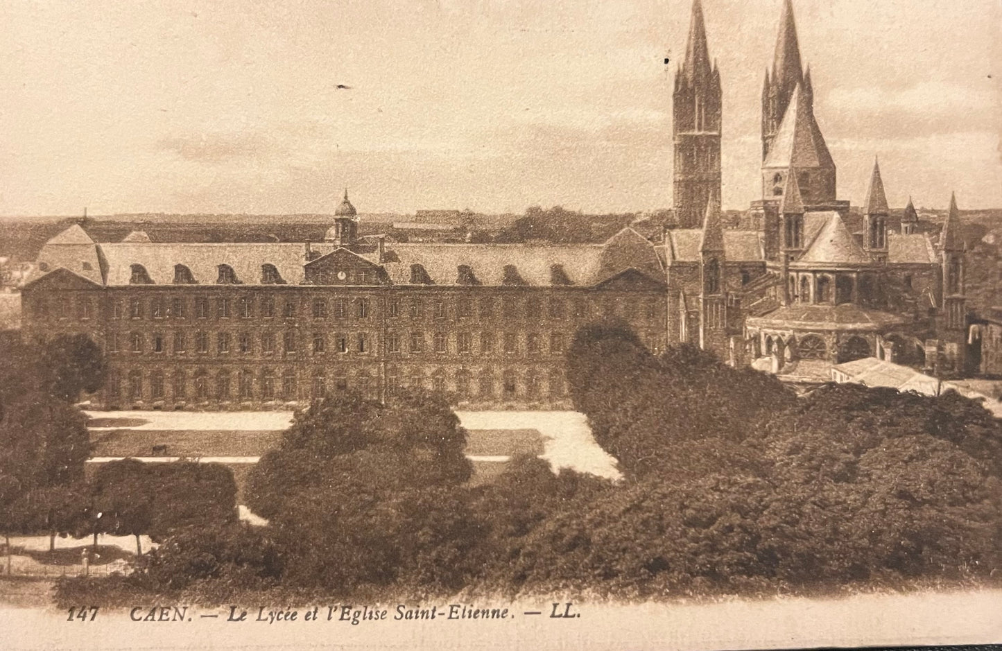 CPA FR14 Caen - Le Lycée et l’Eglise Saint-Etienne - LL