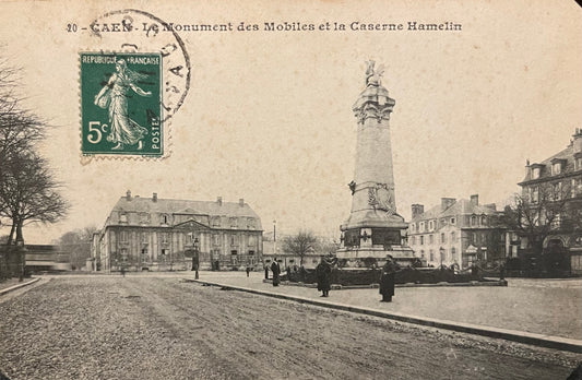 CPA FR14 Caen - Le Monument des Mobiles et la Caserne Hamelin