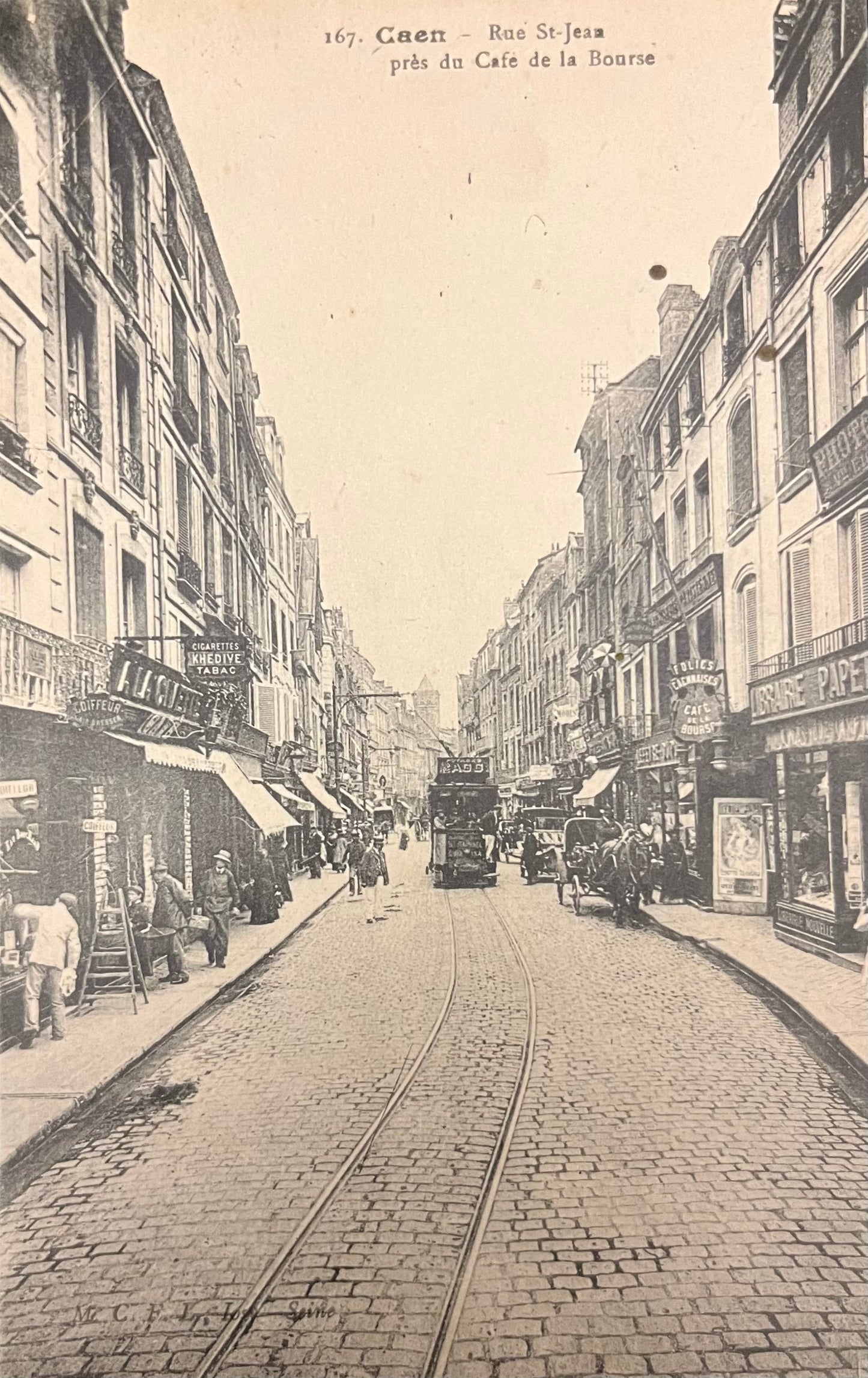 CPA FR14 Caen - Rue St-Jean près du Café de la Bourse