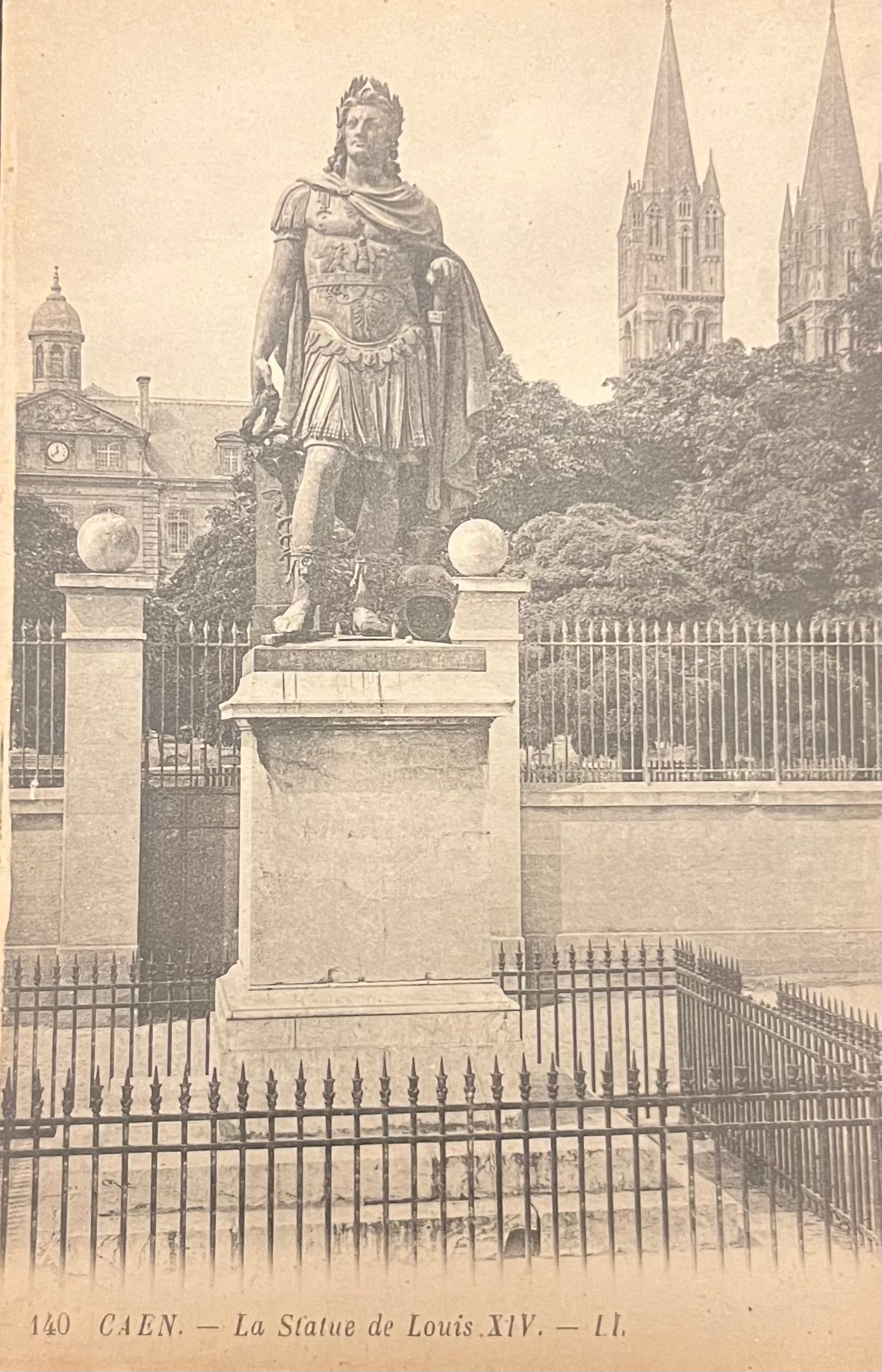 CPA FR14 Caen - La Statue de Louis XIV - LL