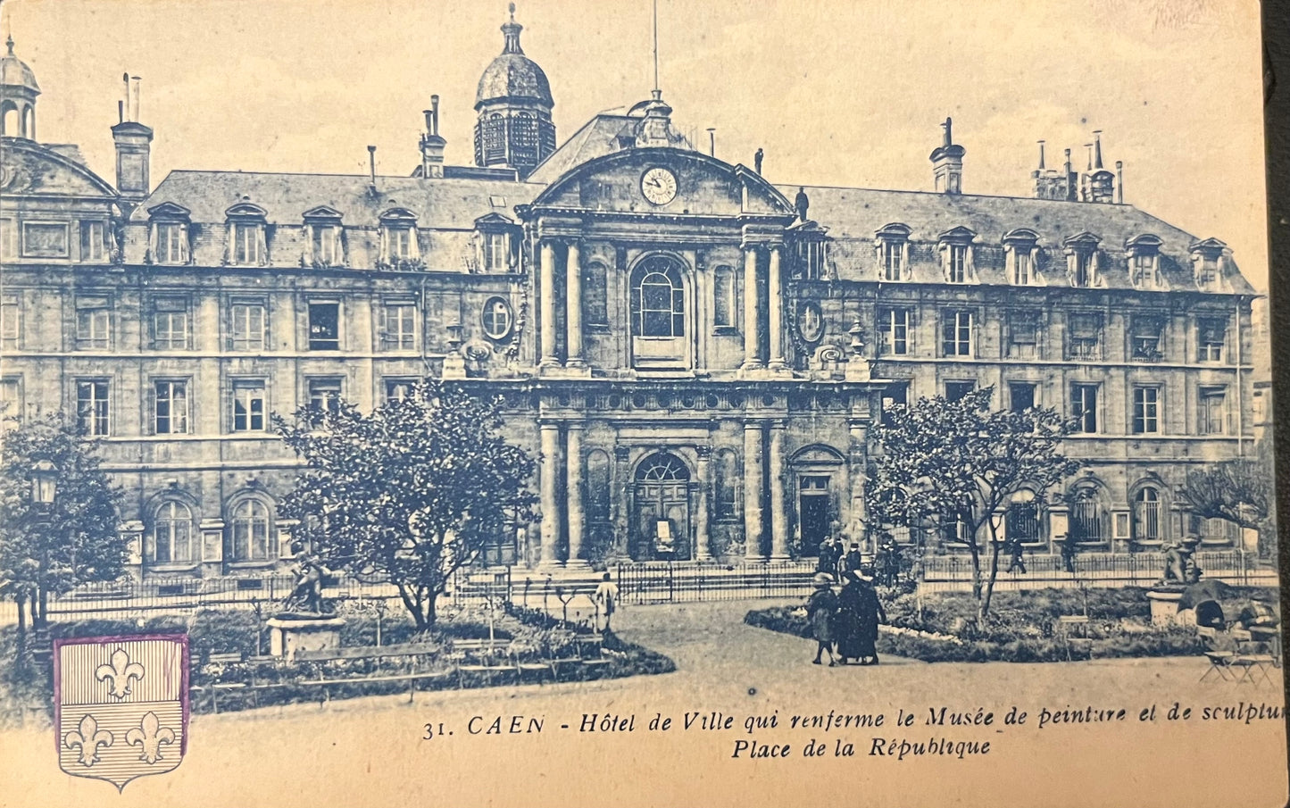 CPA FR14 Caen - Hôtel de Ville qui renferme le Musée de peinture et de sculpture - Place de la République