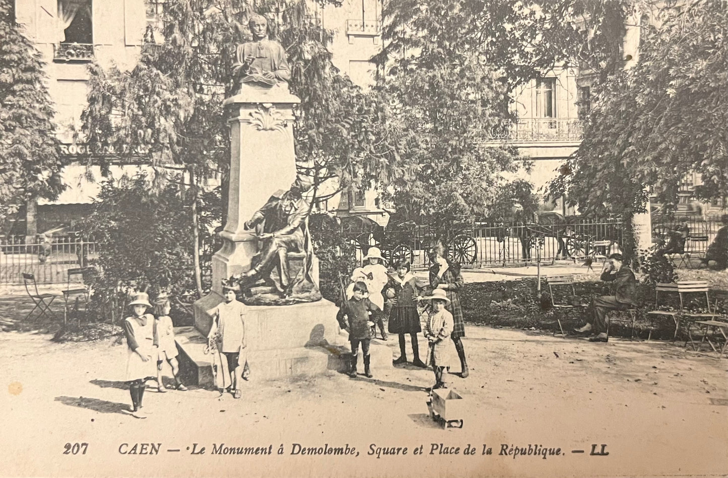 CPA FR14 Caen - Le Monument à Demolombe, Square et Place de la République - LL