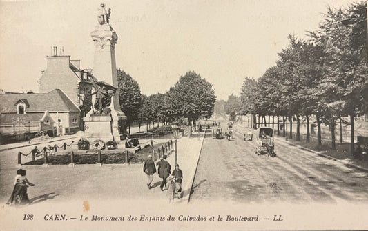 CPA FR14 Caen - Le monument des Enfants du Calvados et le Boulevard - LL