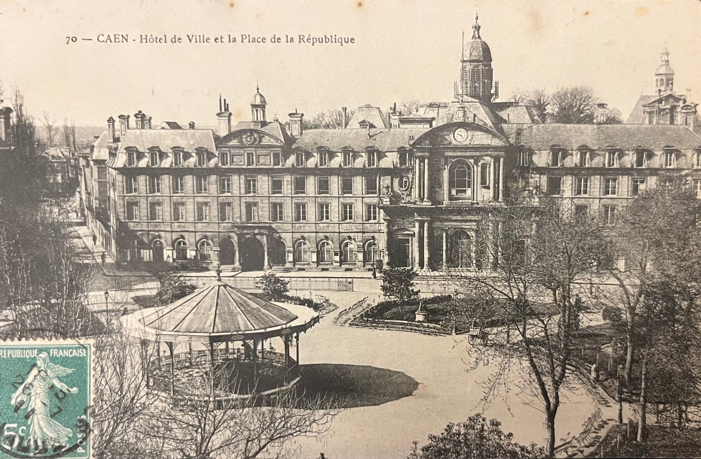 CPA FR14 Caen - Hôtel de Ville et la Place de la République