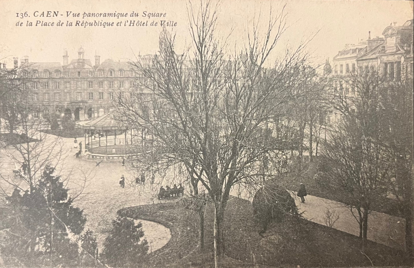 CPA FR14 Caen - Vue panoramique du Square de la Place de la République et de l’Hôtel de Ville