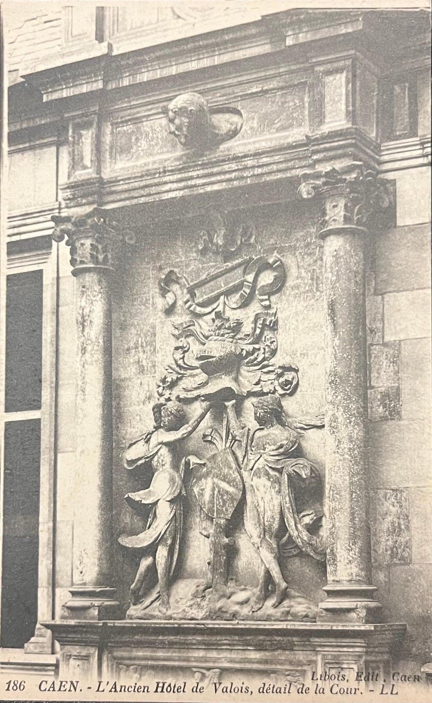 CPA FR14 Caen - L’Ancien Hôtel de Valois, détail de la Cour - LL