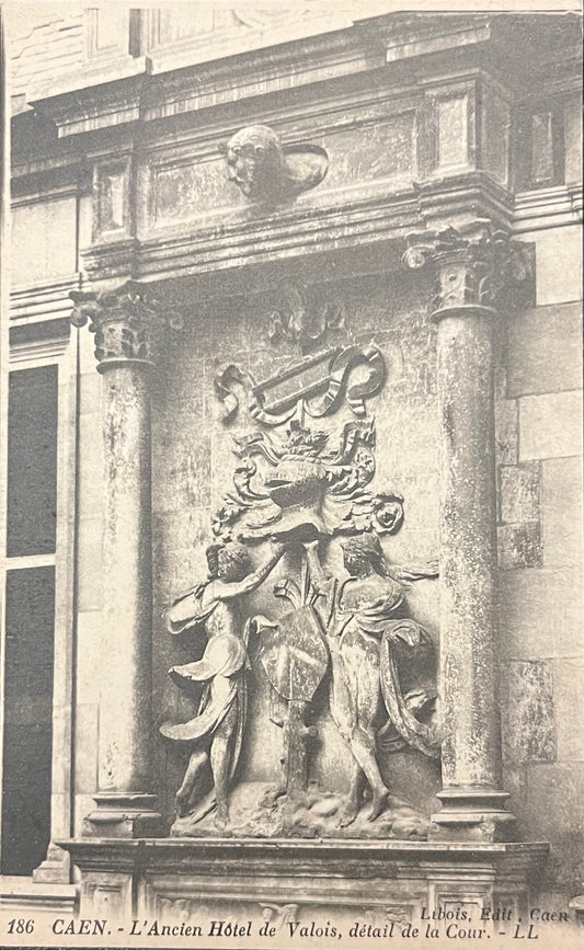 CPA FR14 Caen - L’Ancien Hôtel de Valois, détail de la Cour - LL