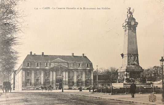 CPA FR14 Caen - La Caserne Hamelin et le Monument des Mobiles