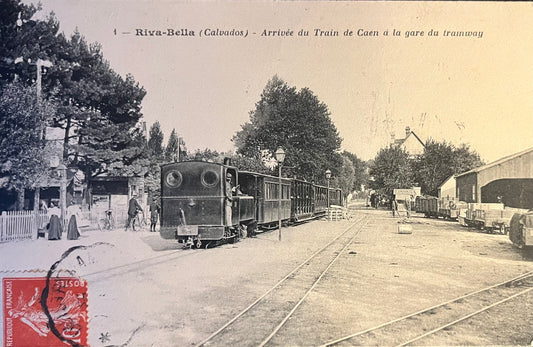 CPA FR14 Riva-Bella (Calvados) - Arrivée du Train de Caen à la gare du tramway