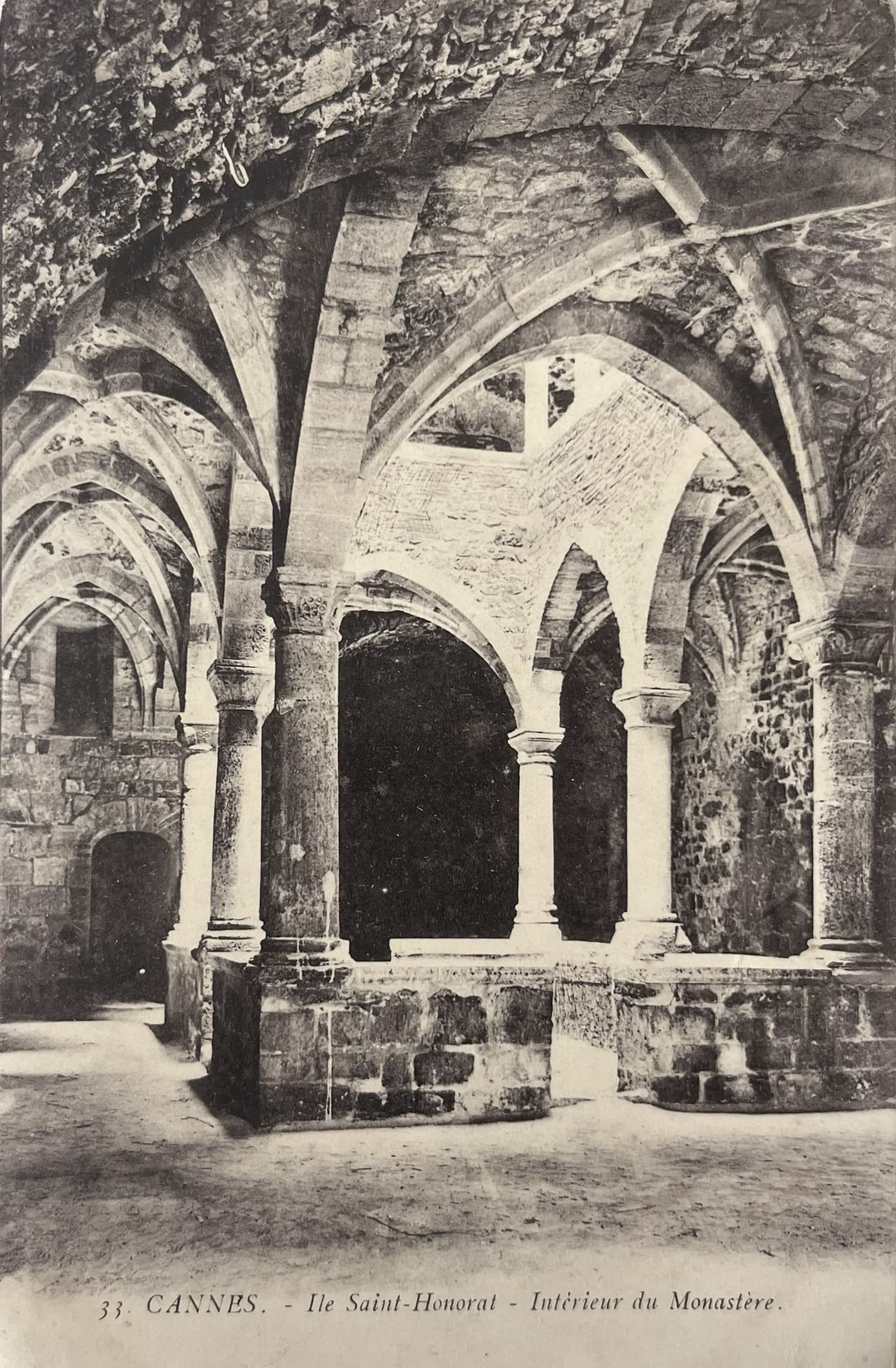 CPA FR06 Cannes - Ile Saint-Honorat - Intérieur du Monastère