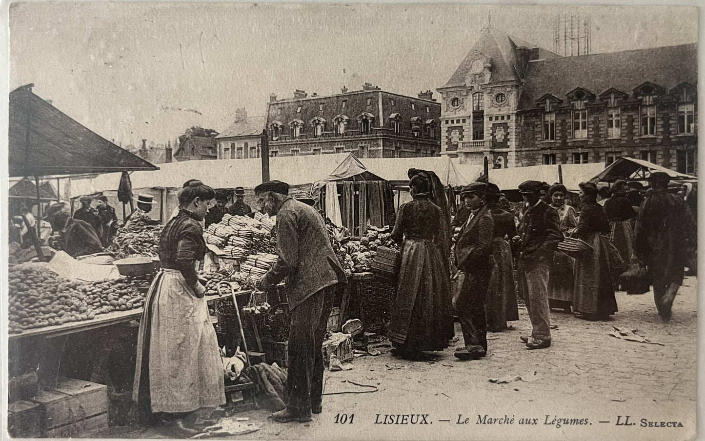 CPA FR14 Lisieux - Le Marché aux Légumes - LL