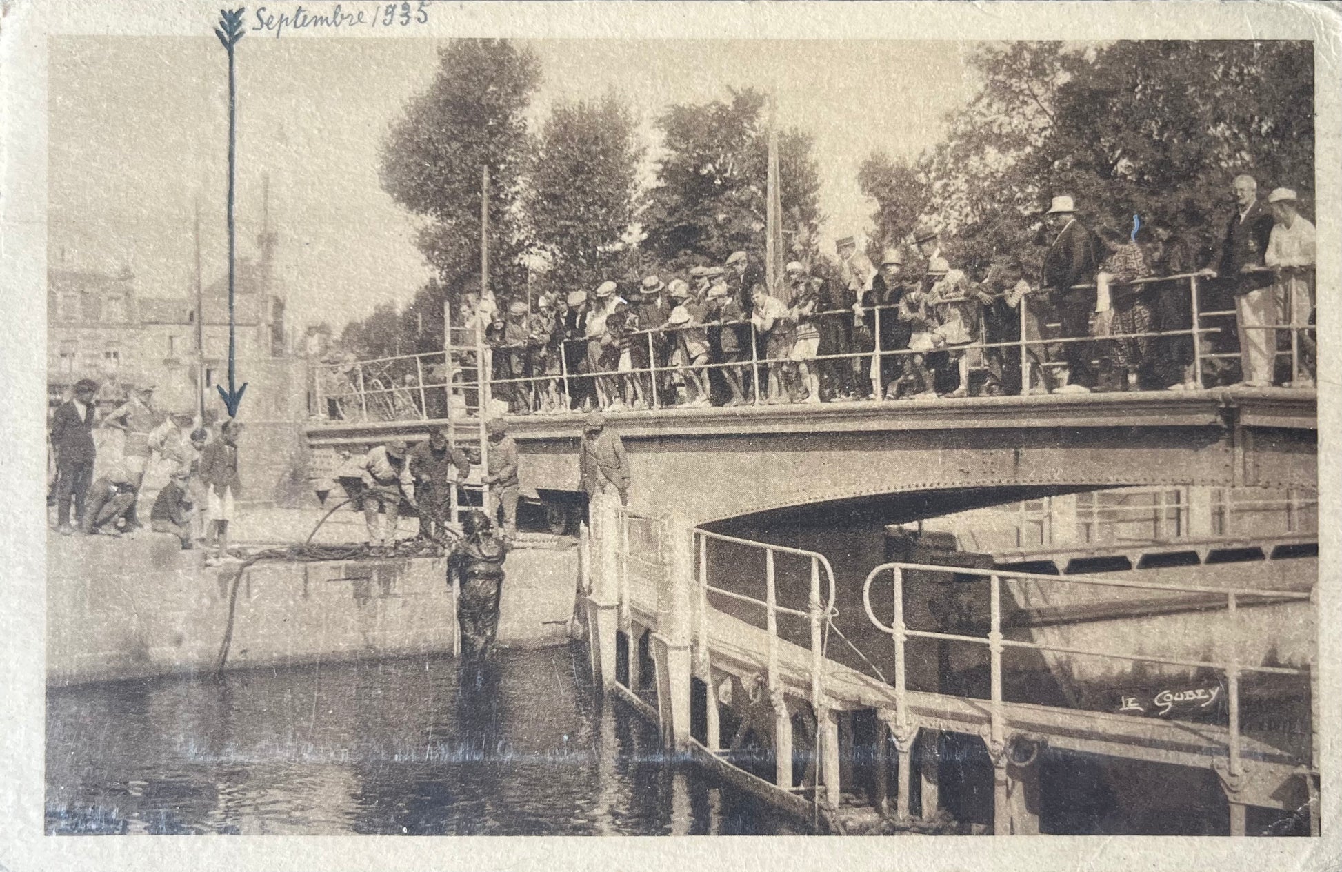 CPA FR14 Ouistreham-Rive-Bella (Côte de Nacre), Calvados - Un coin du Port - Après la visite des portes de l'écluse - Le scaphandrier remonte à la surface