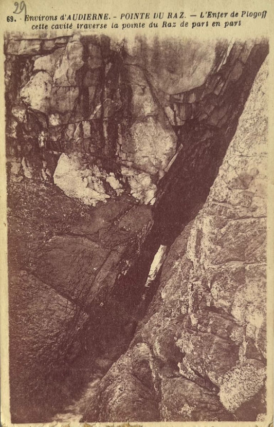 CPA FR29 Environs d'Audierne - Pointe du Raz - L'Enfer de Plogoff cette cavité traverse la pointe du Raz de part en part