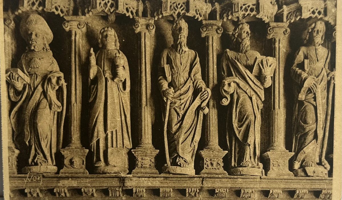 CPA FR29 Guimiliau (Finistère) - Intérieur du Porche de l'Eglise - Statues des Apôtres