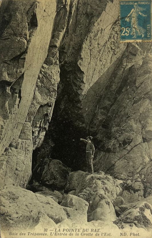 CPA FR29 La Pointe du Raz - Baie des Trépassés. L'entrée de la Grotte de l'Est