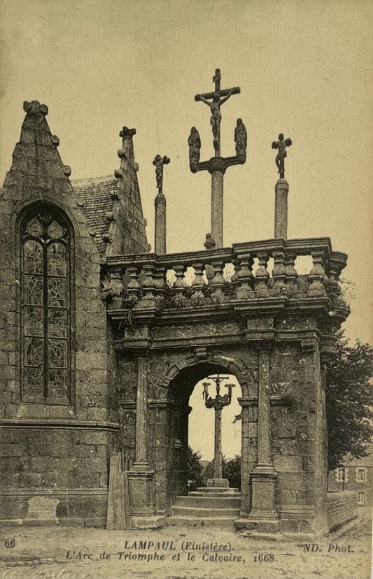 CPA FR29 Lampaul (Finistère) - L'Arc de Triomphe et le Calvaire, 1668