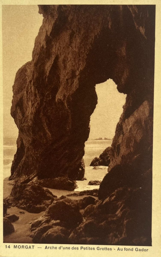 CPA FR29 Morgat - Arche d'une des Petites Grottes - Au fond Gador