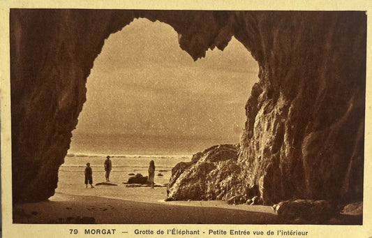 CPA FR29 Morgat - Grotte de l'Eléphant - Petite Entrée vue de l'intérieur