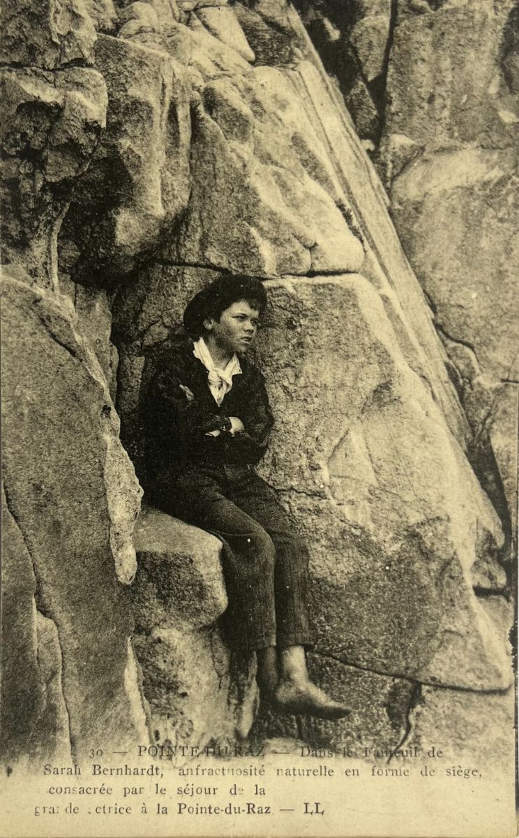 CPA FR29 Pointe-du-Raz - Dans le fauteuil de Sarah Bernhardt