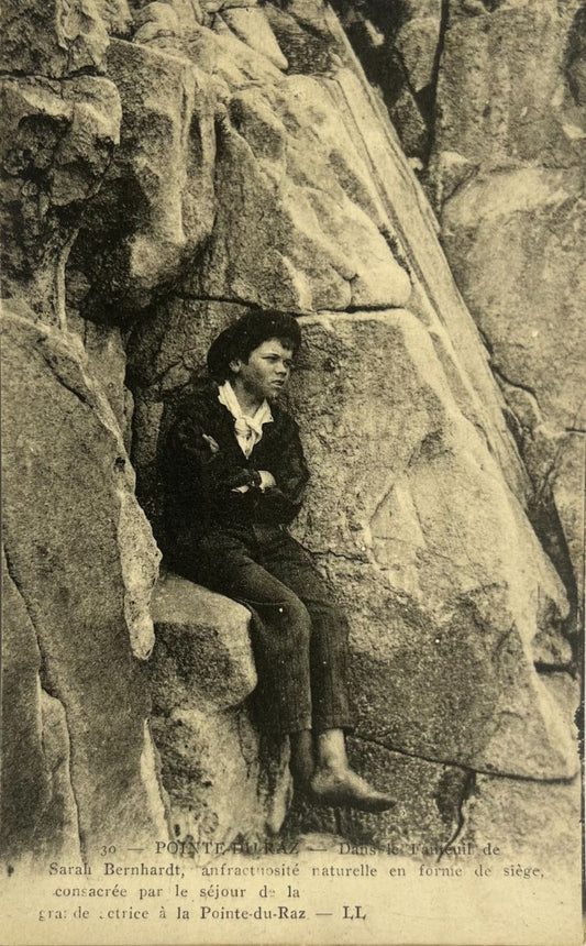 CPA FR29 Pointe-du-Raz - Dans le fauteuil de Sarah Bernhardt