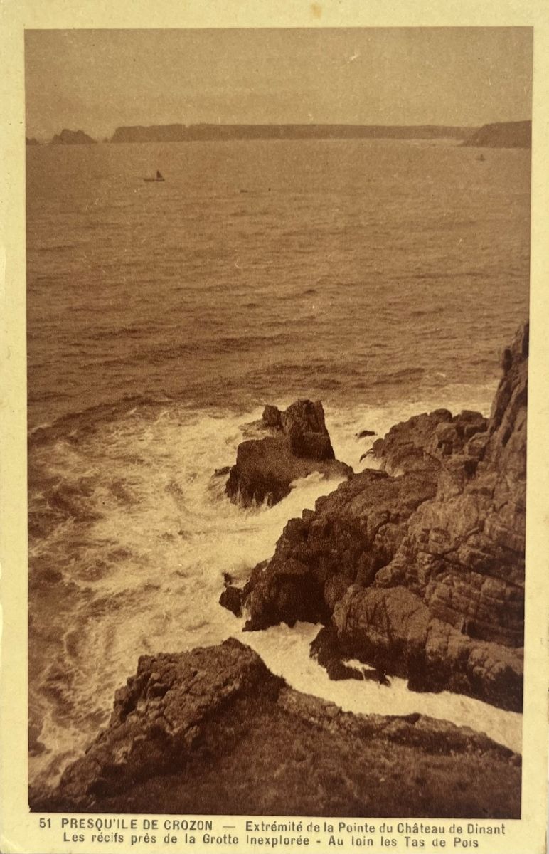 CPA FR29 Presqu'ile de Crozon - Extrémité de la Pointe du Château de Dinant - Les récifs près de la Grotte inexplorée - Au loin les Tas de Pois
