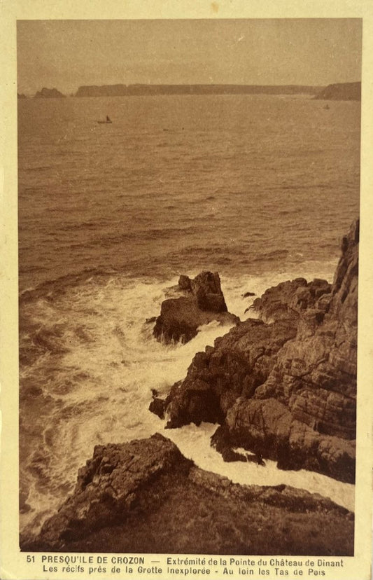 CPA FR29 Presqu'ile de Crozon - Extrémité de la Pointe du Château de Dinant - Les récifs près de la Grotte inexplorée - Au loin les Tas de Pois