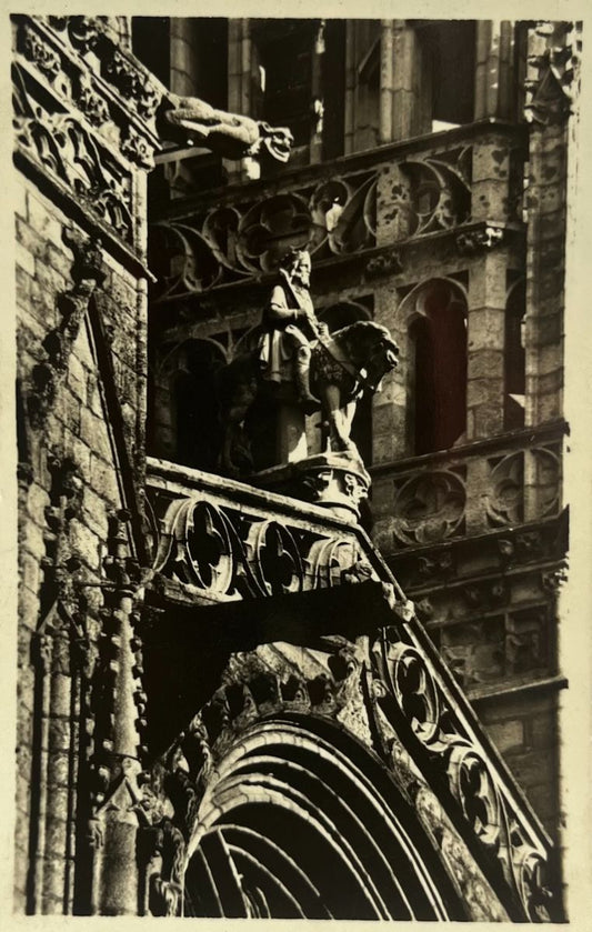 CPA FR29 Quimper - Du haut de la Cathédrale, le roi Gradlon veille sur sa ville
