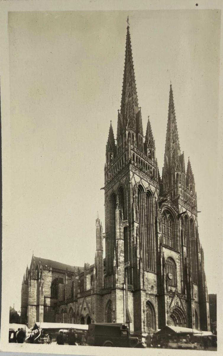 CPA FR29 Quimper - La Cathédrale Saint Corentin