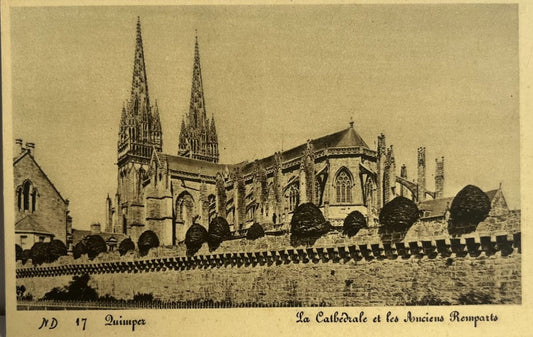 CPA FR29 Quimper - La Cathédrale et les Anciens Remparts