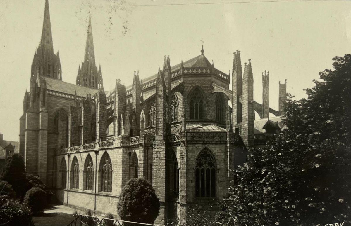 CPA FR29 Quimper - La Cathédrale et les Jardins de l'Evêché