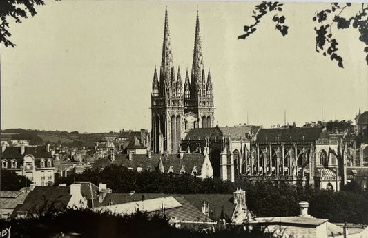 CPA FR29 Quimper - Les Flèches et l'Abside de la Cathédrale