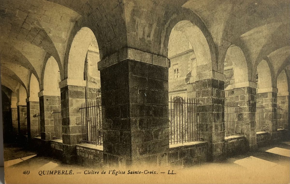 CPA FR29 Quimperlé - Cloitre de l'Eglise Sainte-Croix - LL