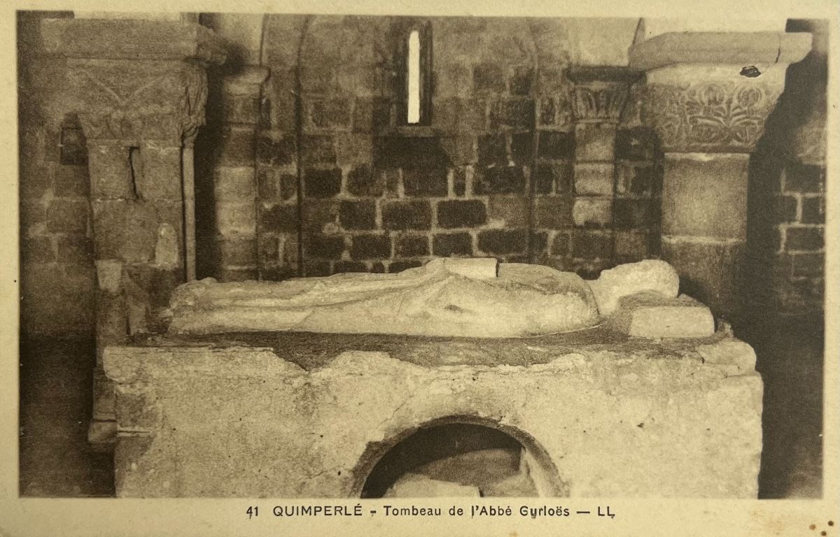 CPA FR29 Quimperlé - Tombeau de l'Abbé Gurloës - LL
