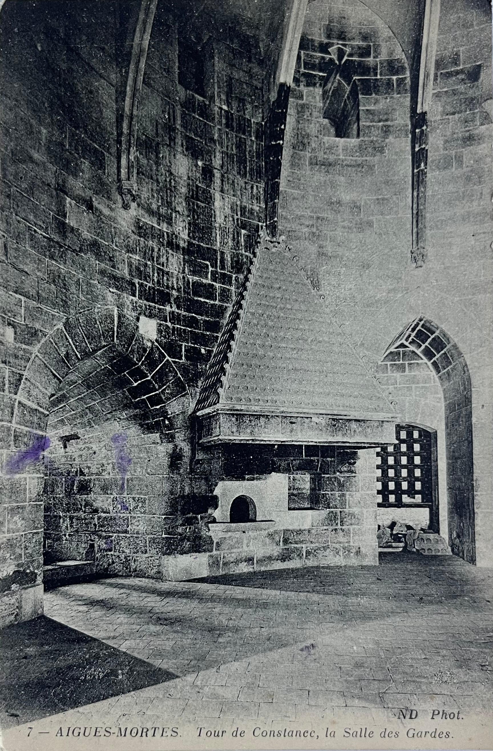 CPA FR30 Aigues-Mortes - Tour de Constance, la Salle des Gardes