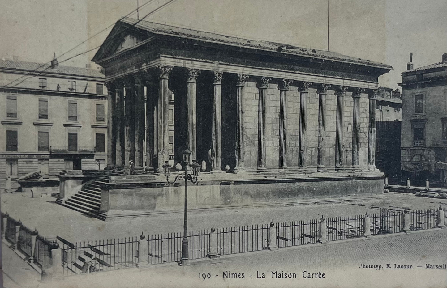 CPA FR30 Nimes - 190 - La Maison Carrée EL
