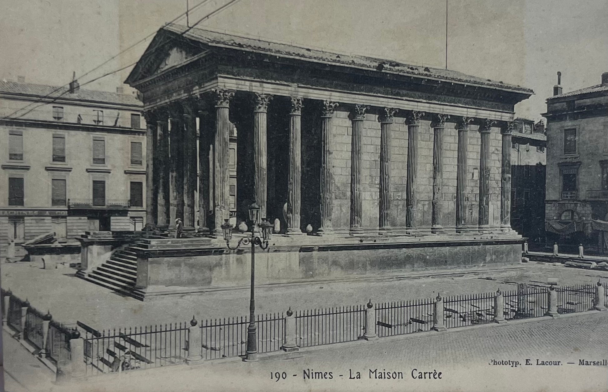 CPA FR30 Nimes - 190 - La Maison Carrée EL