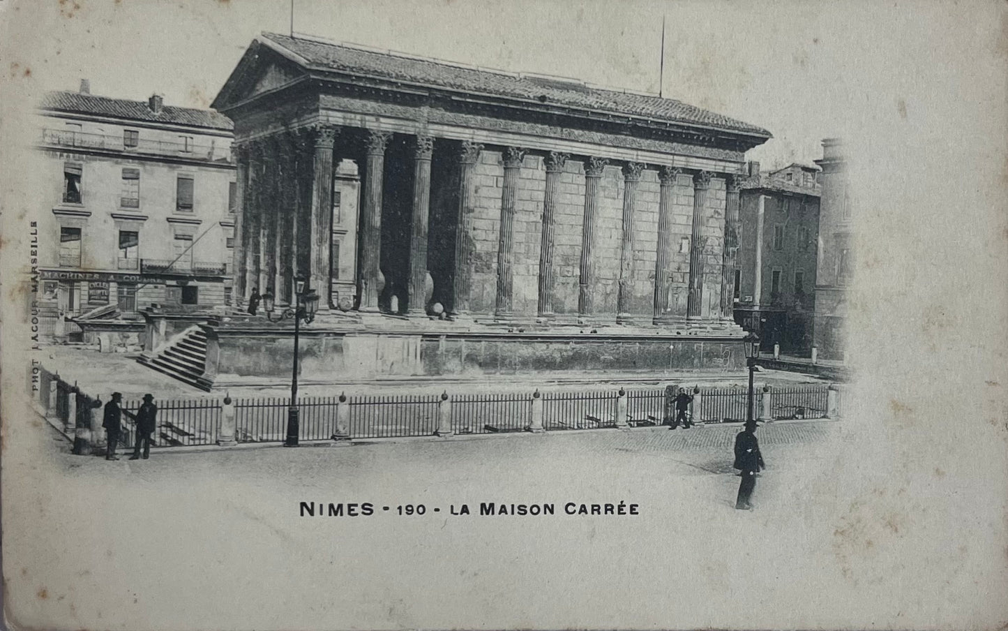 CPA FR30 Nimes - 190 - La Maison Carrée