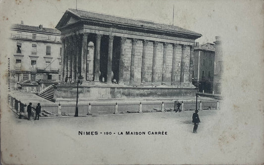 CPA FR30 Nimes - 190 - La Maison Carrée