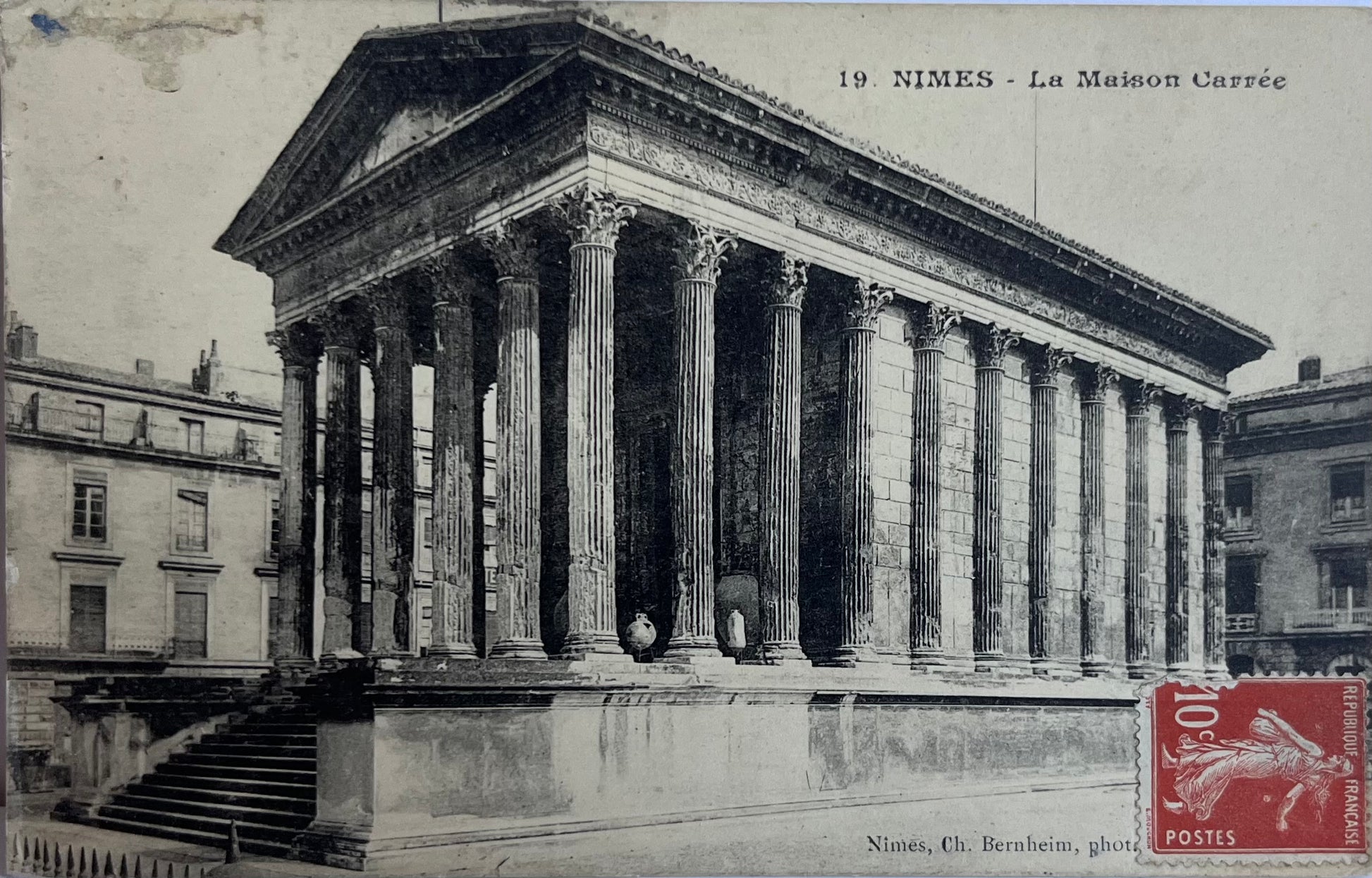 CPA FR30 Nimes - 19 - La Maison Carrée