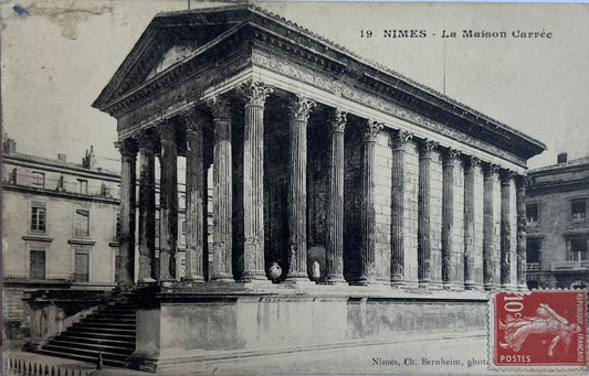 CPA FR30 Nimes - 19 - La Maison Carrée