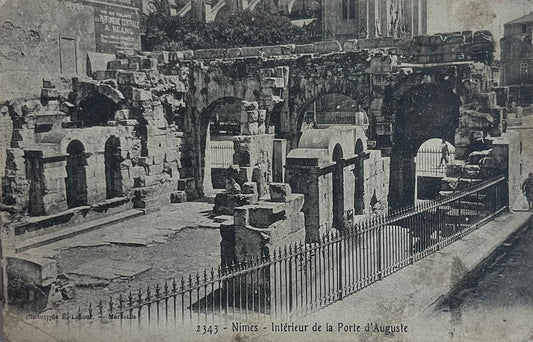 CPA FR30 Nimes - Intérieur de la Porte d'Auguste