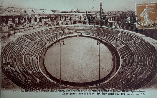 CPA FR30 Nimes - Intérieur des Arènes, construites sous Adrien, peuvent contenir 25 000 spectateurs LL
