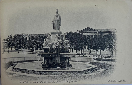CPA FR30 Nimes - La Fontaine Pradier, Place de l'Esplanade ND
