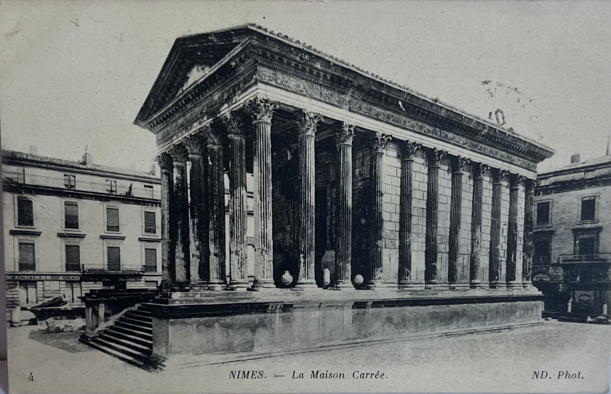 CPA FR30 Nimes - La Maison Carrée ND